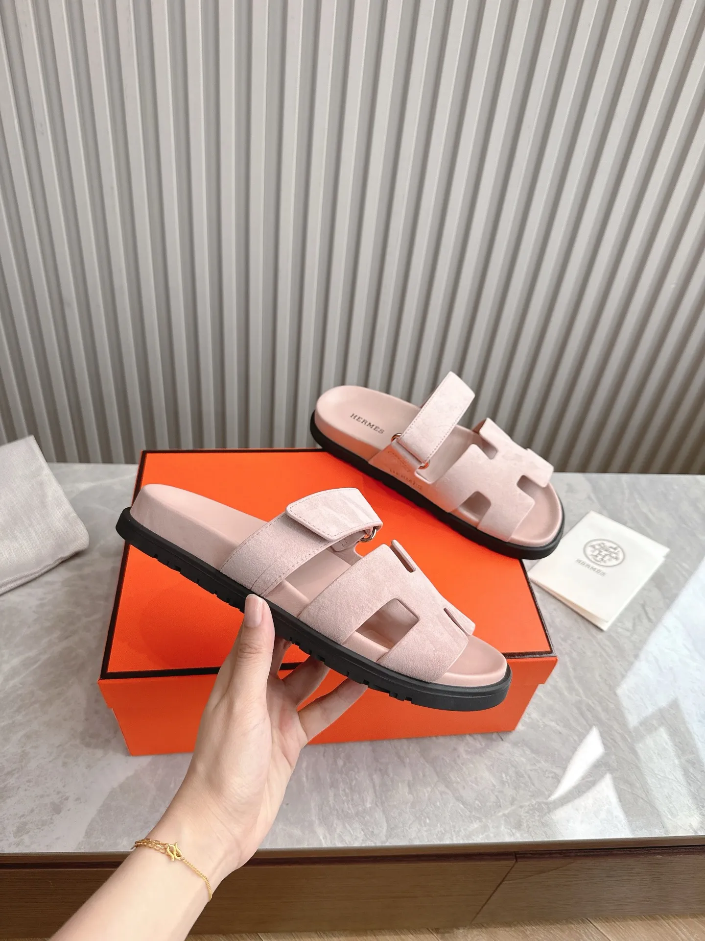 p480🐮🐮Couple model (top version) H family 2024 spring and summer new style HERMES Hermes' recently popular couple model pig nose angle sandals and slippers, paired with various colorful socks, popular. Upper: imported original deerskin (the genuine leather edging is not ordinary super migration). Lining: imported genuine leather. Outsole: Tpu non-slip and wear-resistant outsole. Size: Female 35-42 (40/42 non-returnable and non-exchangeable) Male size: 39-45 (45 non-refundable and non-exchangeable)
